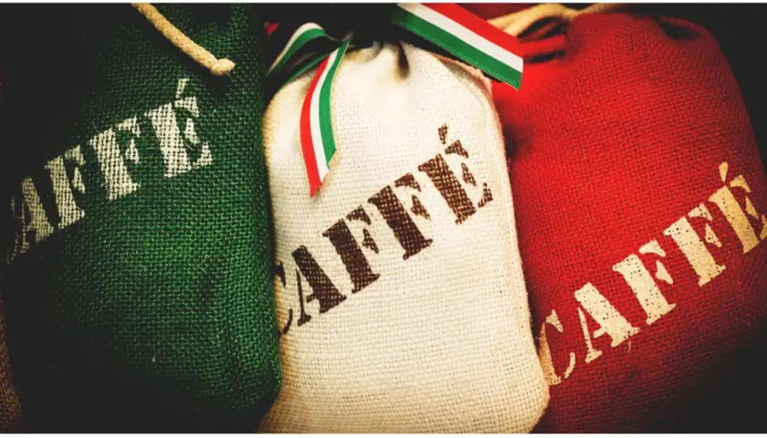 Trzy woreczki z napisem "CAFFÈ" w kolorach włoskiej flagi. Idealne na prezent dla miłośnika kawy, może nawet na kawę z lodem.