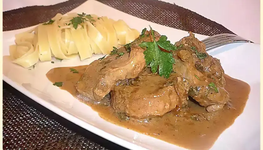 Filet mignon de porc sauce moutarde et vin, servi avec des pâtes fraîches. Un délice !
