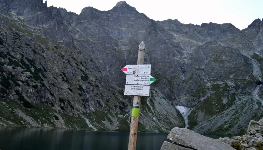 Tabliczka z drogowskazami przy Czarnym Stawie pod Rysami, wskazująca kierunki na Rysy i Mięguszowiecką Przełęcz.