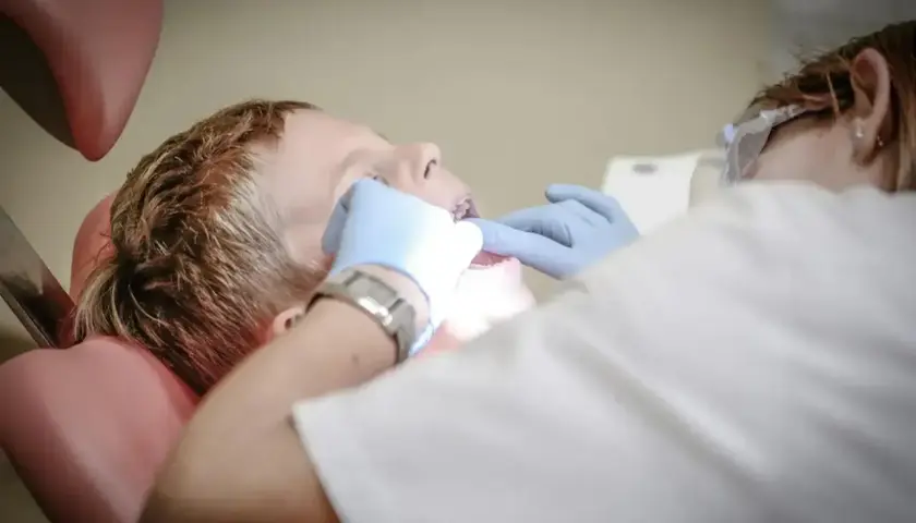 Chłopiec u dentysty. Zastanawiasz się, ile zarabia dentysta?