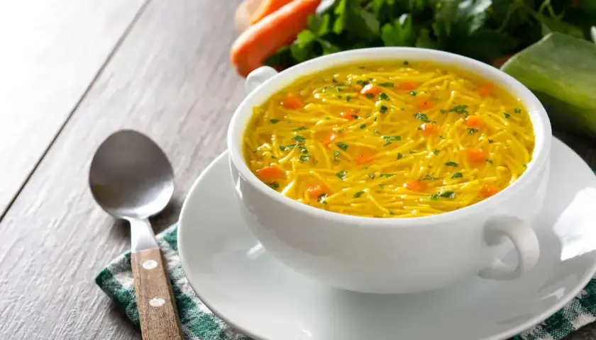 Aromaticzny rosół z makaronem i marchewką, idealny na chłodne dni. Talerz zupy ma ok. 300 ml.