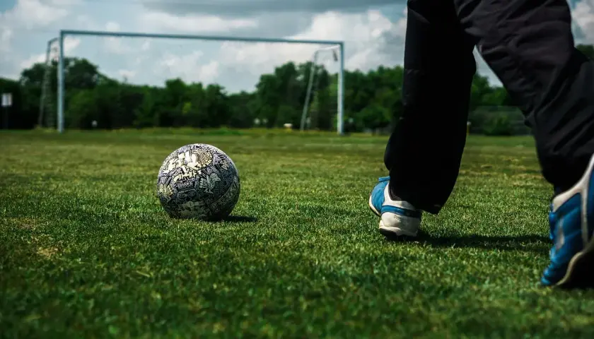 Piłka do futsalu czeka na boisku. Czy wiesz, futsal co to? Szybka gra, emocje i celne strzały!