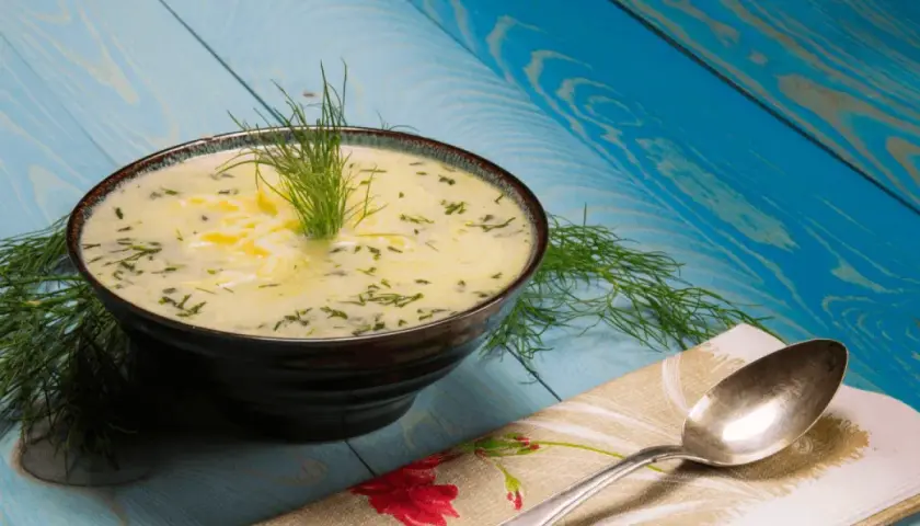 Aromaticzna zupa koperkowa, idealna na chłodne dni. Ten przepis na zupę koperkową zachwyci każdego.