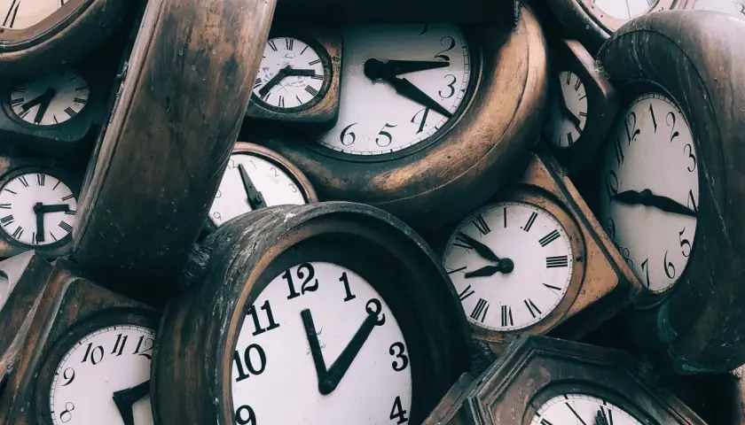 Montón de relojes antiguos, algunos con números romanos. El 0505 significado espiritual nos invita a reflexionar sobre el tiempo.
