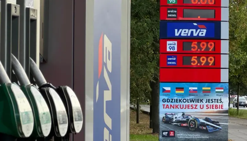 Ceny paliw w Polsce na dystrybutorach Orlen. Wykres 10 lat nie jest widoczny, ale ceny 5.99 za litr diesla i benzyny są aktualne.