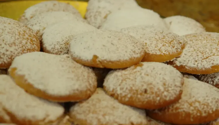 Stos ciasteczek oprószonych cukrem pudrem, idealnych do kawy. Ten przepis na ciastka jest prosty i szybki.