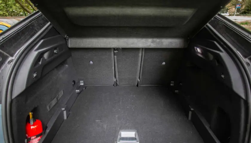 Pusta przestrzeń bagażowa Peugeot 3008, z widocznym gaśnicą. Wymiary bagażnika pozwalają na przewóz wielu rzeczy.