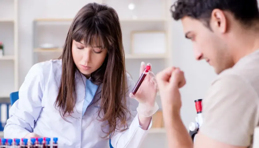 Laborantka analizuje próbkę krwi, szukając oznak boreliozy. To najskuteczniejsze badanie na boreliozę, które daje pewność diagnozy.