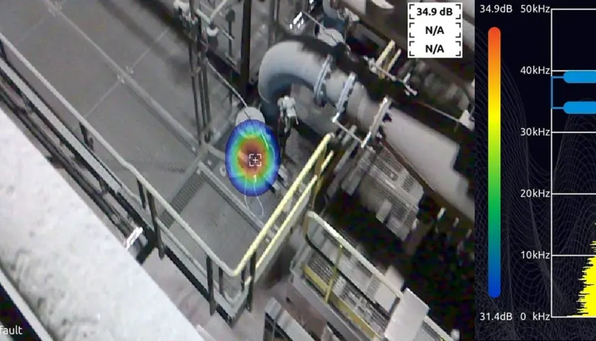 Analisi acustica di un impianto industriale, con un'area colorata che indica la fonte sonora, forse legata a motori Minarelli.