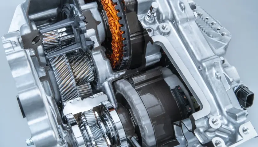 Przekładnia hybrydowa Toyoty z widocznymi kołami zębatymi i elementami elektrycznymi. Zastanawiasz się, ile wytrzymuje skrzynia CVT Toyota?