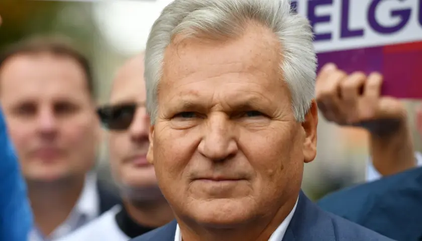 Aleksander Kwaśniewski, były prezydent, w otoczeniu ludzi. Jego prezydentura to ważny rozdział w historii Polski.