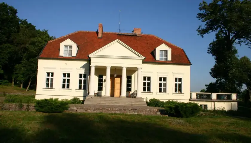 Odkryj tajemnice dworku w Chobielinie - historia i kultura w jednym miejscu