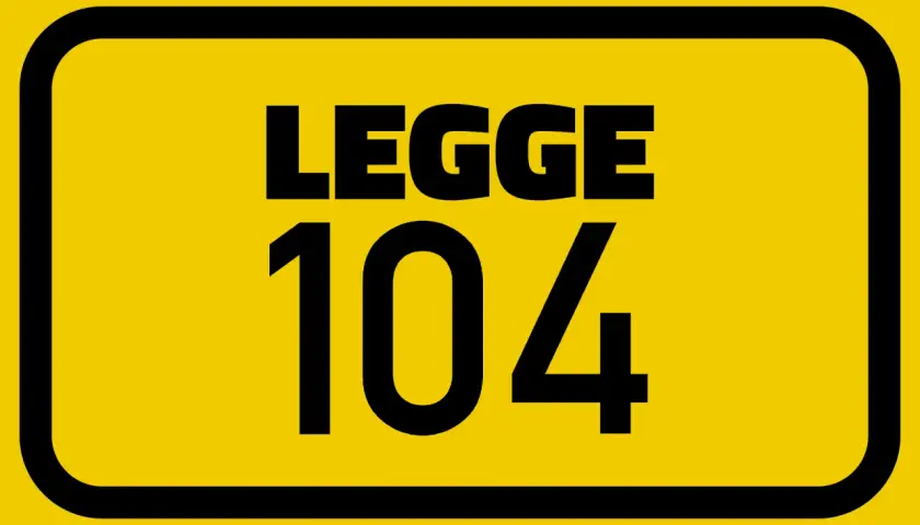 Cartello giallo con scritta "LEGGE 104". Indica la normativa per l'assistenza a persone con disabilità, con riferimento alla percentuale di invalidità.