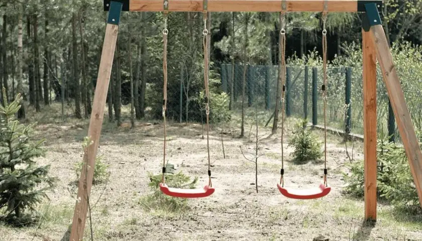 Bezpieczny stelaż do huśtawki DIY: Fundamenty i budowa