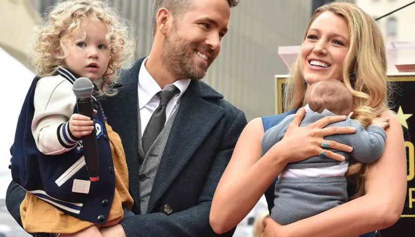 Ryan Reynolds i Blake Lively z dziećmi. Ich pociechy, jedno z mikrofonem, drugie w ramionach mamy, wyglądają na szczęśliwe.
