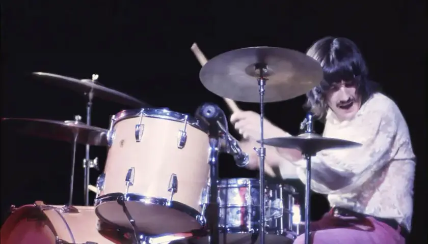 John Bonham, legendarny perkusista Led Zeppelin, w akcji za swoim zestawem perkusyjnym.