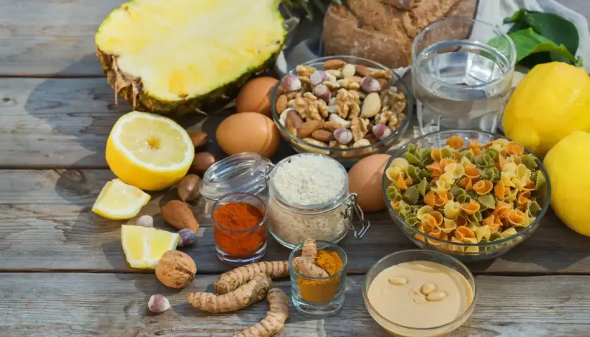 Ananas, cytryny, jajka, orzechy, ryż, makaron, papryka, kurkuma, pasta sezamowa i chleb. Jak leczyć zatrucie pokarmowe?