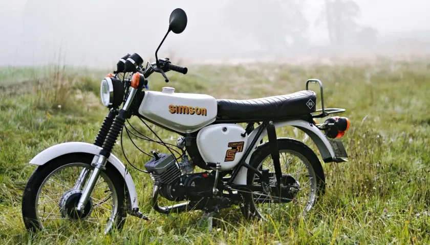 Biały Simson S51 Comfort na tle mglistego poranka. Zastanawiasz się, ile pali Simson S51? Ten klasyk pali niewiele, idealny na spokojne przejażdżki.