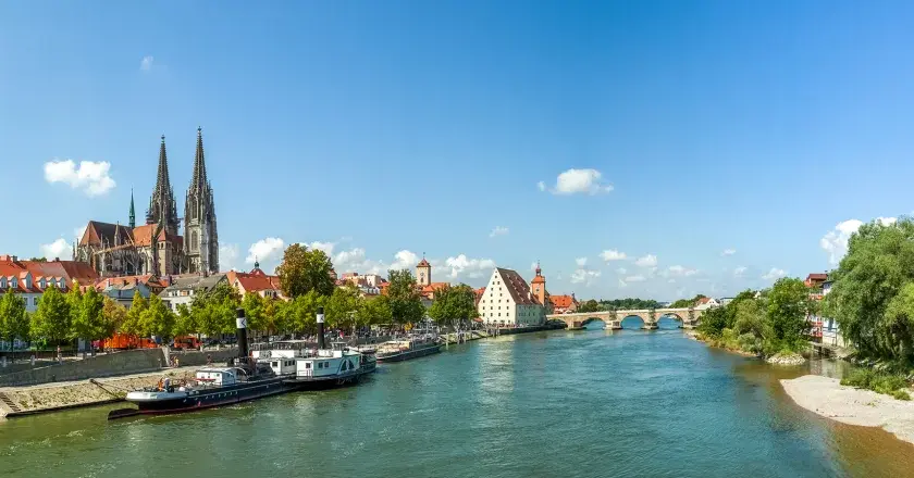 Regensburg: Dom, Steinerne Brücke und Donauufer – ein malerischer Anblick, der zum Entdecken einlädt. Sehenswertes in Hülle und Fülle!
