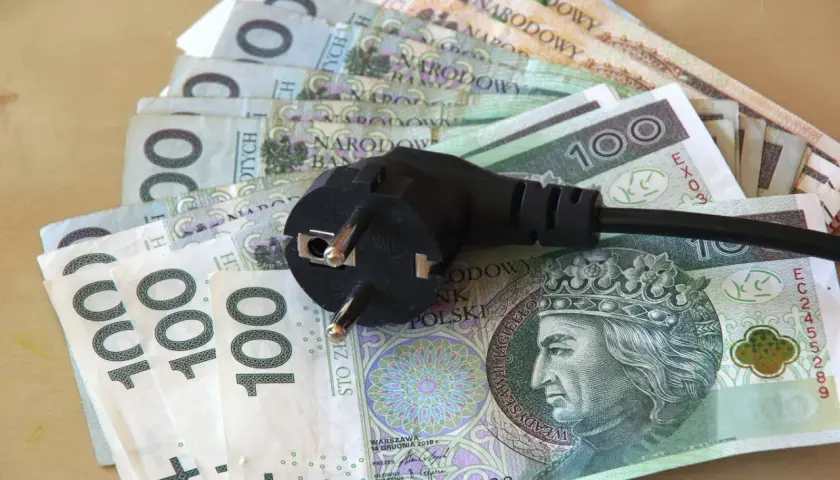 Wtyczka elektryczna na banknotach 100 zł. Zastanawiasz się, ile telewizor ma wat?
