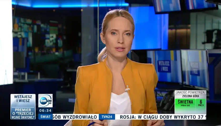 Kobieta w żółtej marynarce w studiu TVN24.