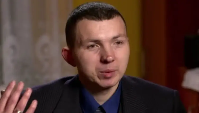 Jaruś z "Chłopaków do wzięcia" w garniturze, z gestykulującymi dłońmi, opowiada o swoich perypetiach.