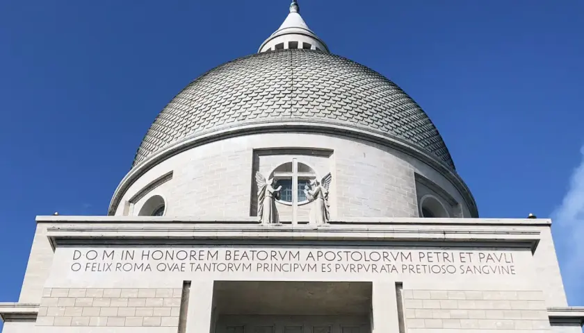 Cupola imponente di San Pietro e Paolo a Roma, con iscrizione latina che celebra la città e gli apostoli.