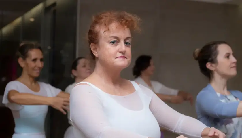 Donne di diverse età partecipano a una lezione di danza, dimostrando che il movimento è facile prese danza per tutti.