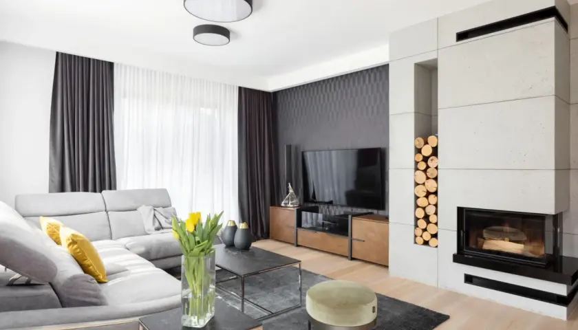 Co nad telewizorem w salonie? 10 pomysłów na stylową ścianę RTV