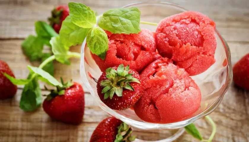 Idealny sorbet truskawkowy bez maszynki? Zrób go w domu!