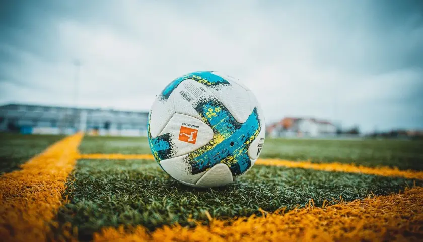 W jakim sporcie rzucamy piłką? Odkryj swój idealny!