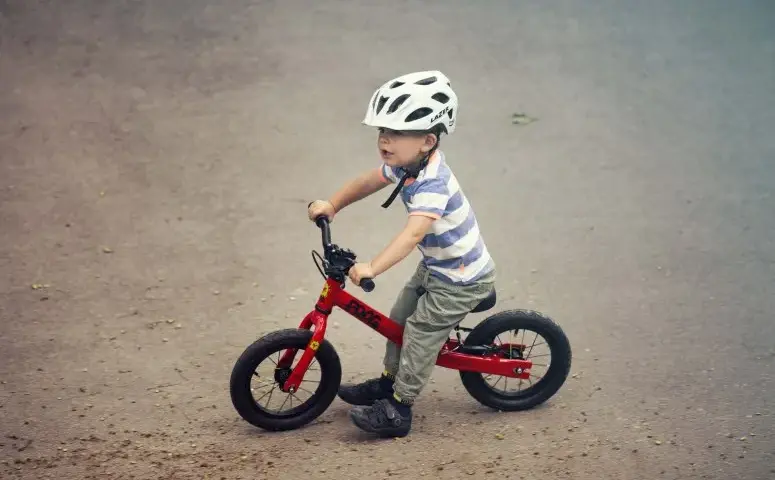 Kiedy uczyć dziecko jazdy na rowerze, aby uniknąć frustracji i strachu