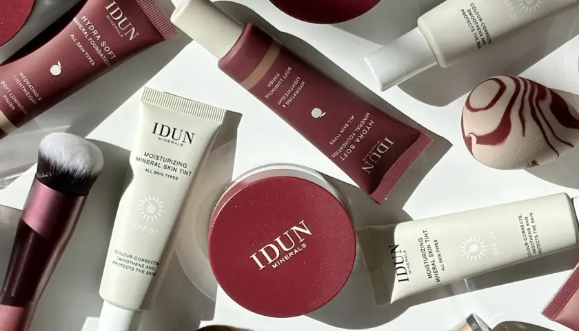 IDUN Minerals foundations och foundations för att hitta vilken foundation passar mig. Sminkborste, svamp och puder syns också.