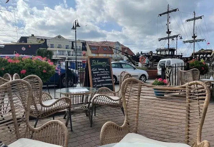Gdzie dobrze zjeść w Łebie? Odkryj najlepsze restauracje i smaki