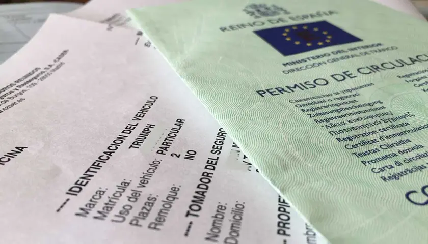 ¡Ay, he perdido los papeles de la moto! Aquí están el permiso de circulación y la ficha técnica, espero encontrarlos pronto.