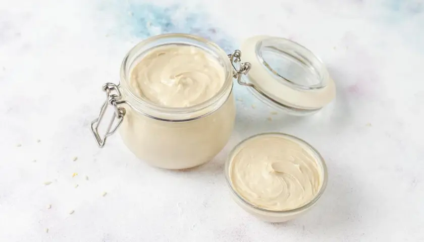 Un pot et un bol de crème onctueuse, prête à garnir vos pâtisseries.