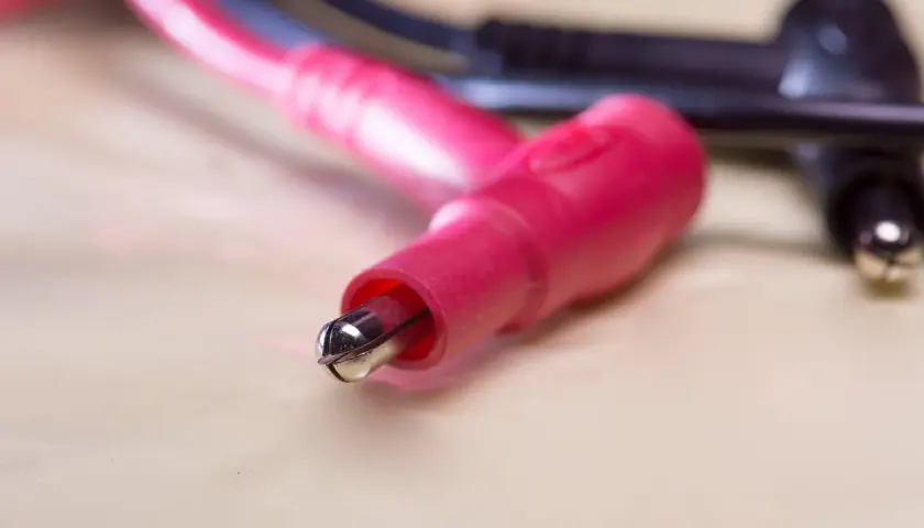 Do czego służy woltomierz? Odkryj jego kluczowe zastosowania w elektryce