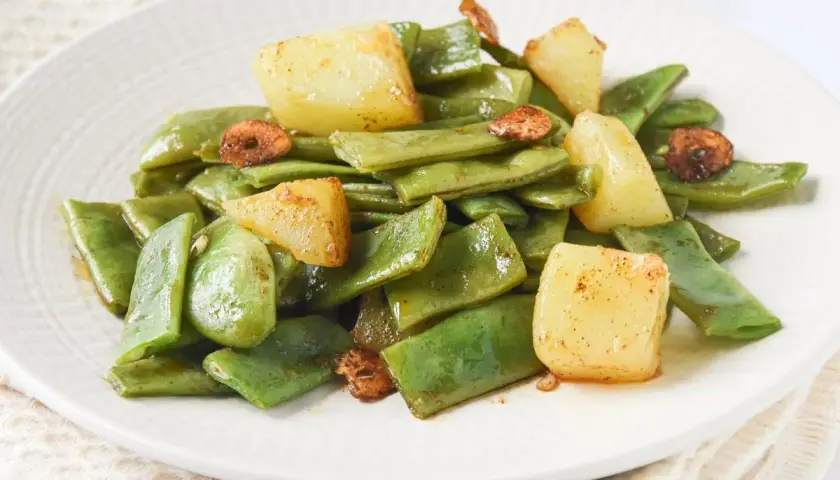 Judías verdes con patatas y ajo dorado, un plato sencillo y sabroso.