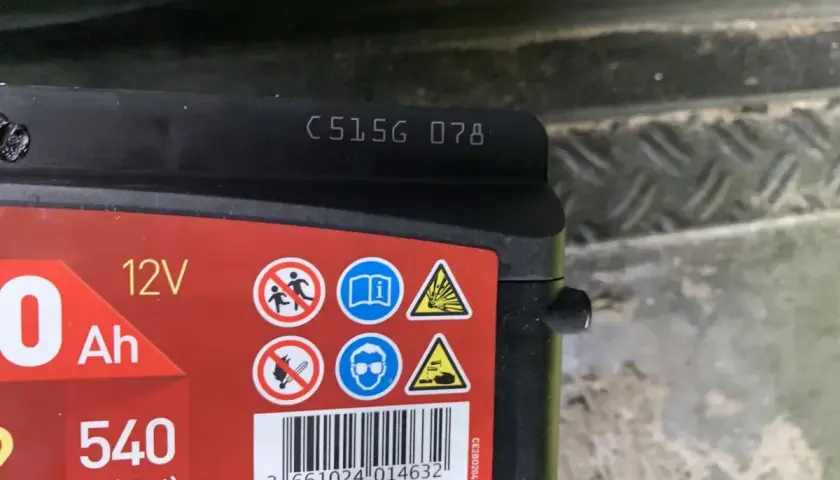 Kod na akumulatorze Varta: C5156 078. Jak odczytać rok produkcji akumulatora Varta? Ostatnie dwie cyfry kodu to rok produkcji.