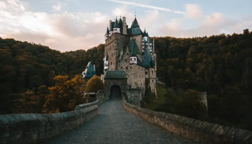 Kamienny most prowadzi do bajkowego zamku Eltz, jednego z najpiękniejszych zamków w Niemczech, otoczonego jesiennym lasem.