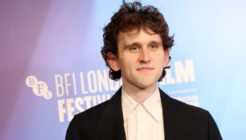 Harry Melling na tle BFI London Film Festival.