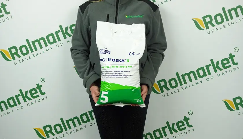 Osoba trzymająca worek nawozu Polifoska 5 o masie 5 kg.