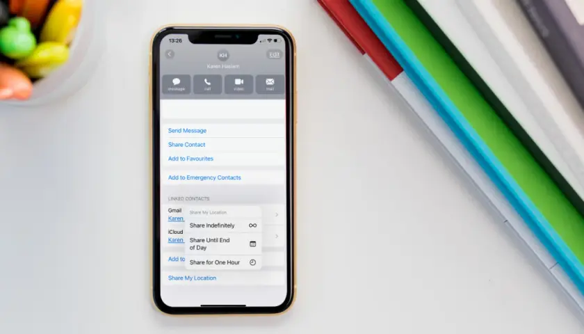 Na ekranie iPhone'a widać opcje udostępniania lokalizacji. Możesz wybrać, jak zmienic lokalizacje w iPhone, udostępniając ją na stałe, do końca dnia lub na godzinę.
