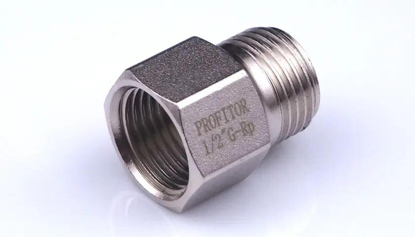 Metalowa przejściówka z gwintem wewnętrznym i zewnętrznym 1/2 cala, idealna do połączeń hydraulicznych.