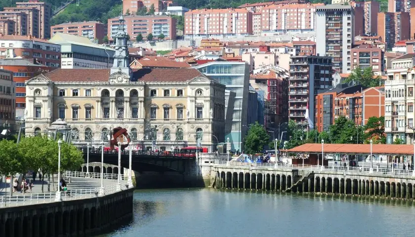 Edificio del Ayuntamiento de Bilbao, con el río y el paseo peatonal del Casco Viejo.