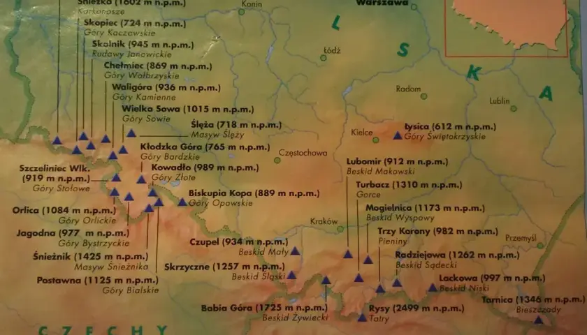 Mapa Polski z zaznaczonymi szczytami, tworzącymi koronę gór polskich. Widoczne Tatry, Bieszczady, Sudety i Karpaty.