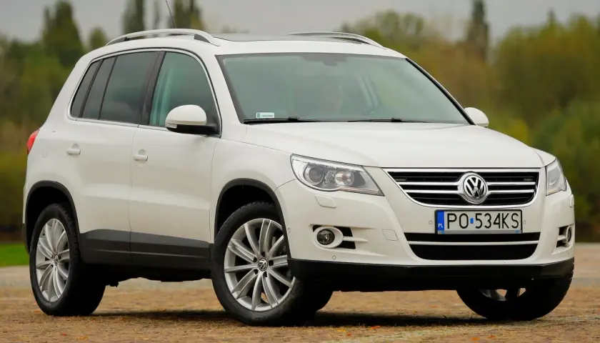 Biały Volkswagen Tiguan na tle jesiennego krajobrazu. Elegancki SUV gotowy na przygodę.