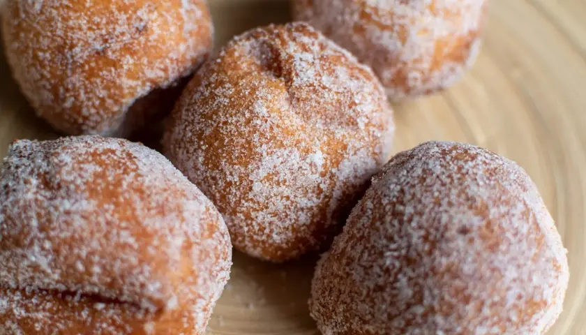 Puszyste paczki z batatów, obtoczone w cukrze, kuszą swoim apetycznym wyglądem.
