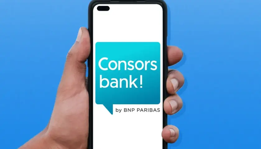 Hand hält Smartphone mit Consorsbank Logo. Gute Consorsbank Erfahrungen sind hier leicht zu finden.