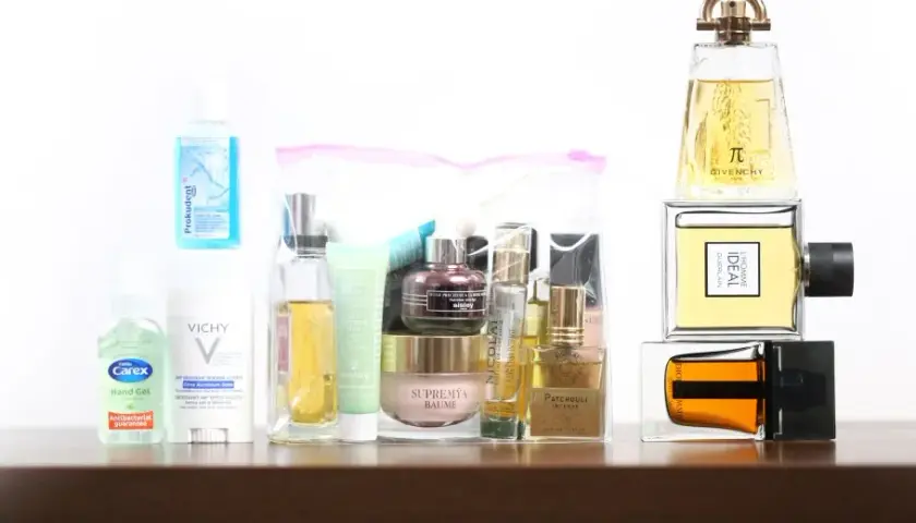 Perfumy w samolocie: zasady przewozu w bagażu podręcznym i rejestrowanym